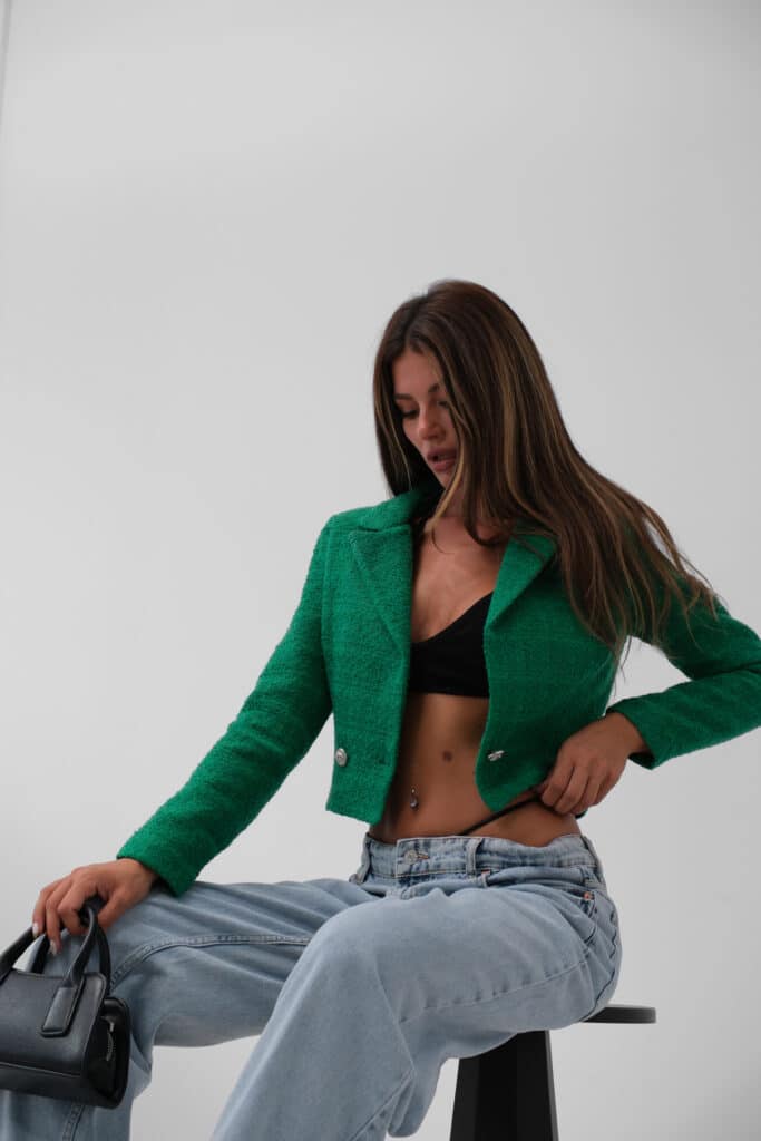Modelka w zielonej kurtce – stylizacja casualowa
