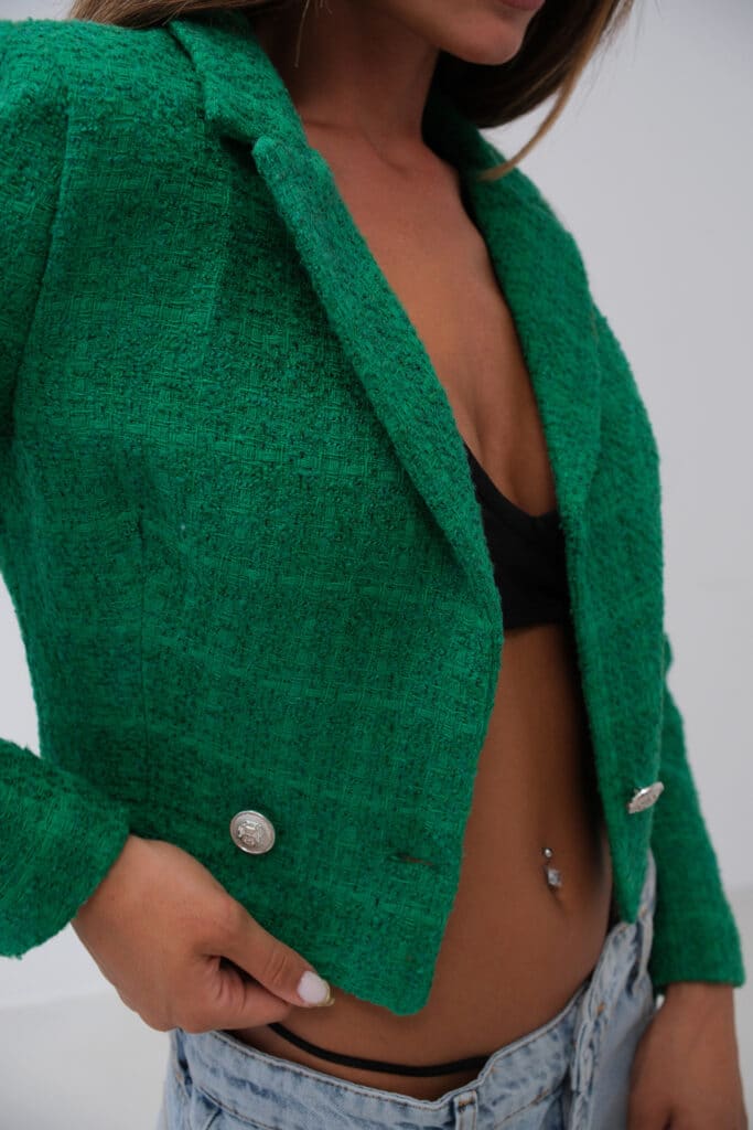 Detal kołnierza i guzików kurtki Green Jacket